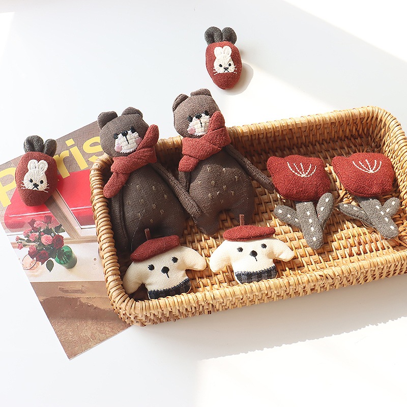 Hasen-Brosche, roter Schal, Bä – Embroidery Rabbit Bewertung und Preis